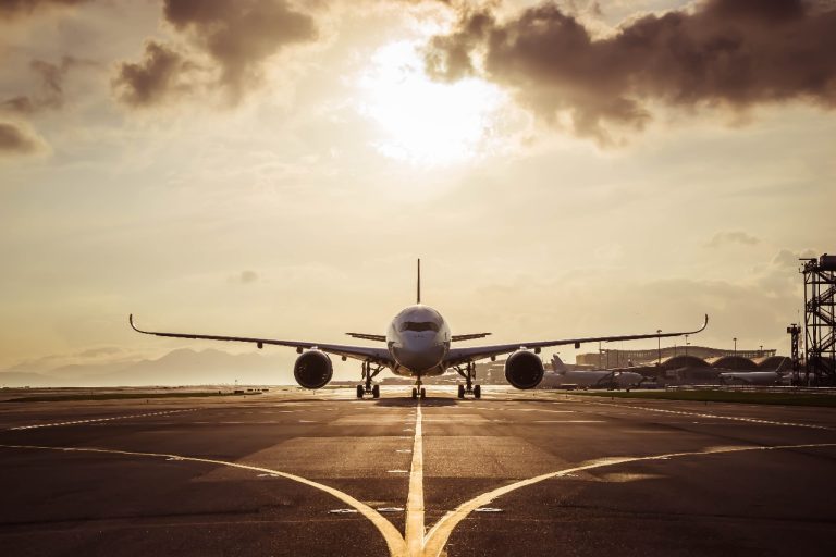 Transporte aéreo de cargas gera impactos positivos na economia global